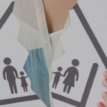 Dona sostenint dues meitats d’un dibuix d’una casa trencada, que representa la separació familiar i el repartiment de l’habitatge després d’un divorci.