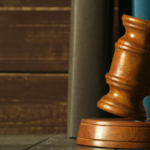 Martell judicial davant llibres de dret que simbolitza la mediació obligatòria abans de demandar segons la Llei Orgànica 1/2025