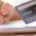 Persona afegint un cotitular a un compte bancari per gestionar els diners